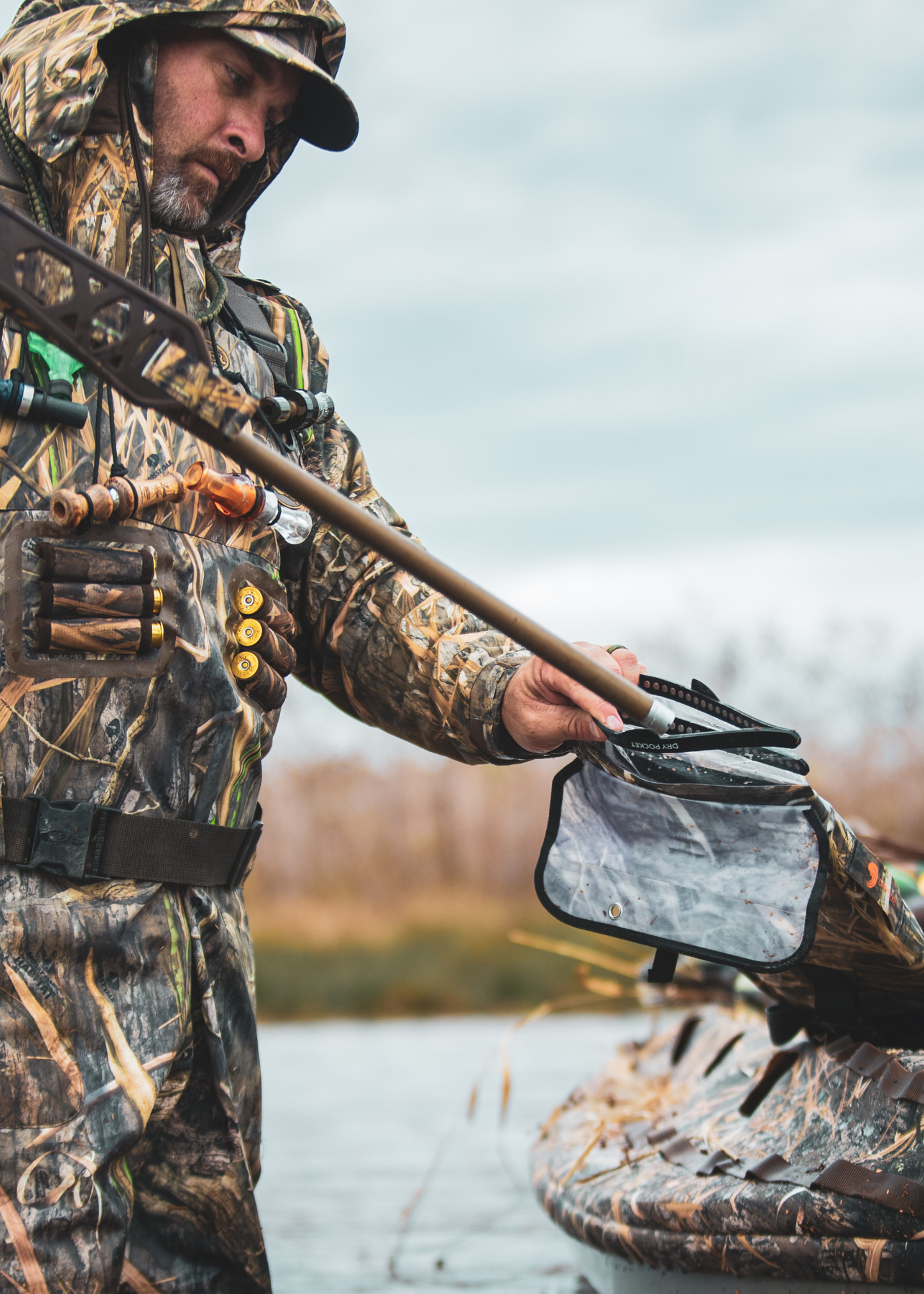 Mossy Oak - Auto-Sealing, Waterproof, Floating, Scent Proof Shotgun Bag